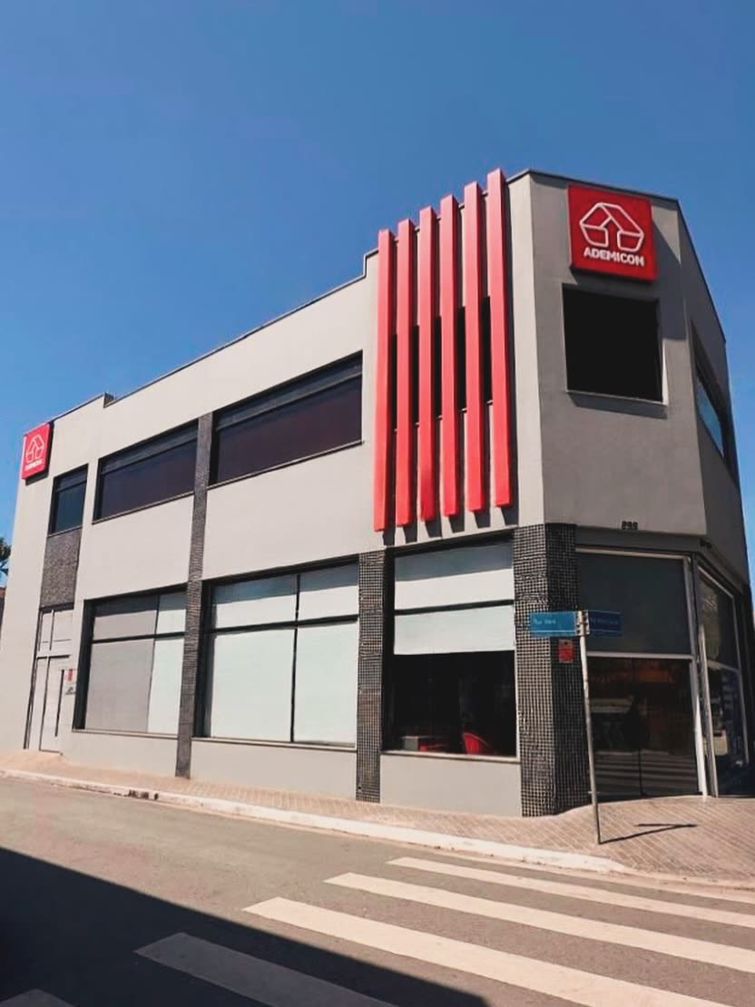 Edifício com brises verticais vermelhos na fachada