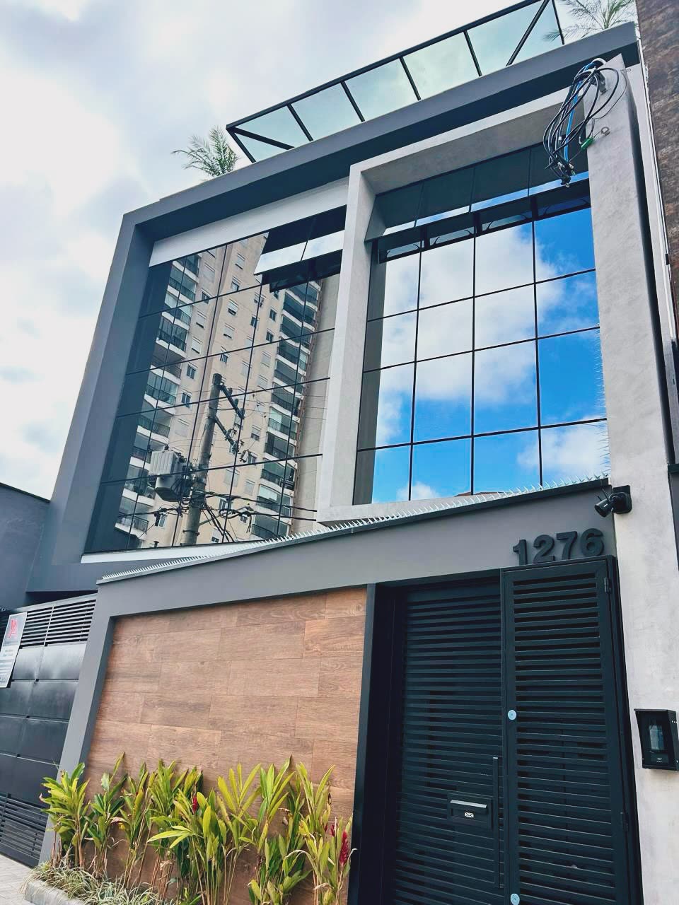Edifício de escritórios com rooftop projetado pela YA