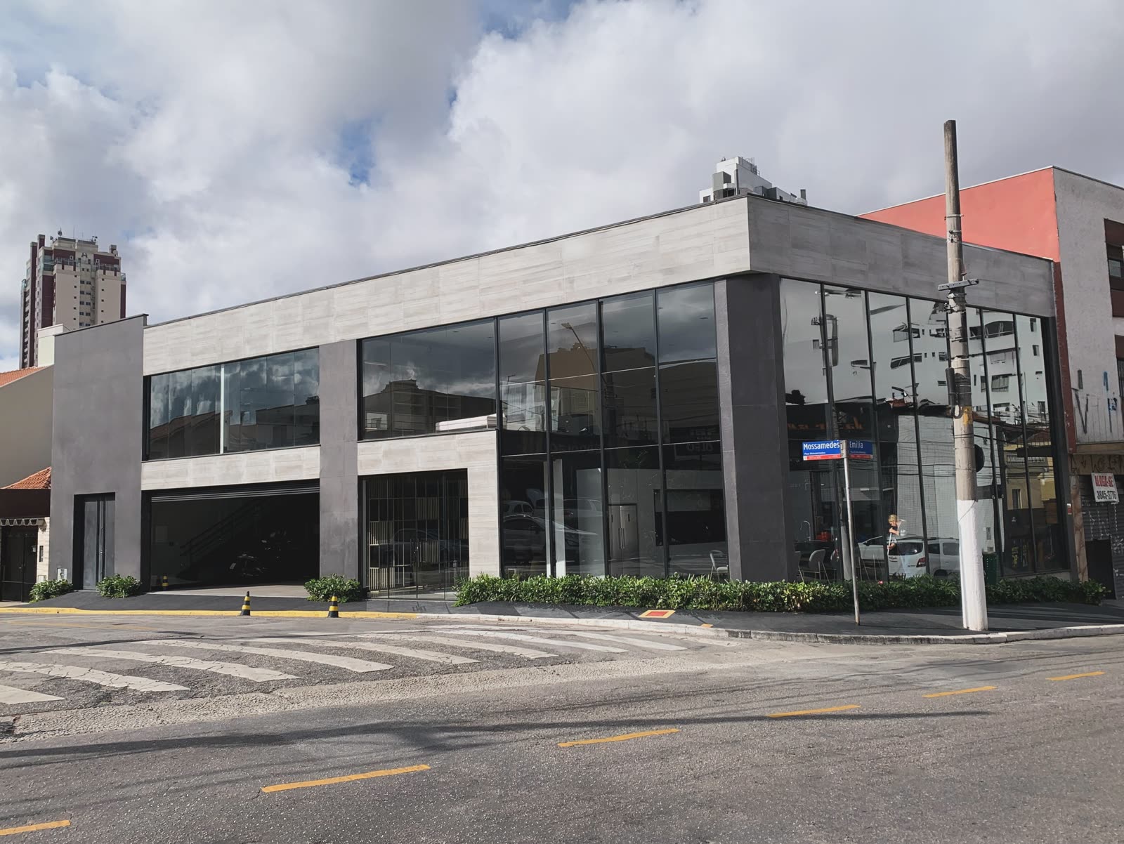 Edifício de esquina destinado à locação, obra administrada pela YA
