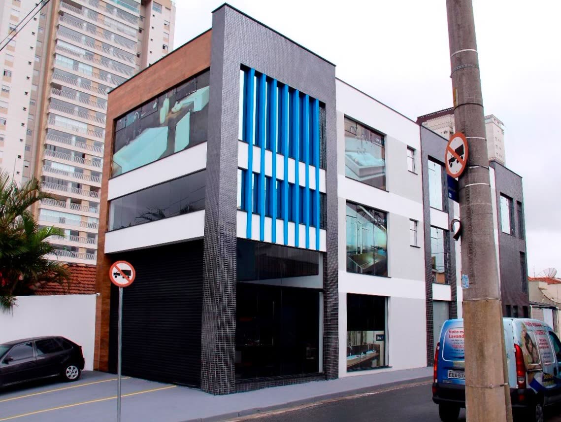 Edifício de loja com brises azuis e revestimento amadeirado