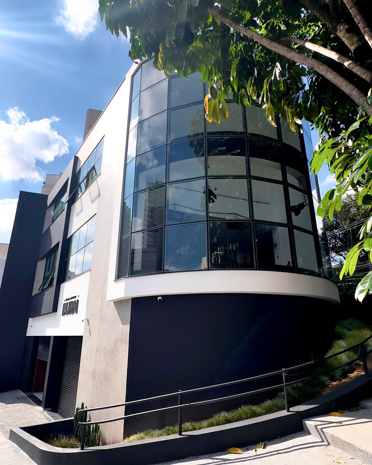 Edifício com fachada curva de vidro