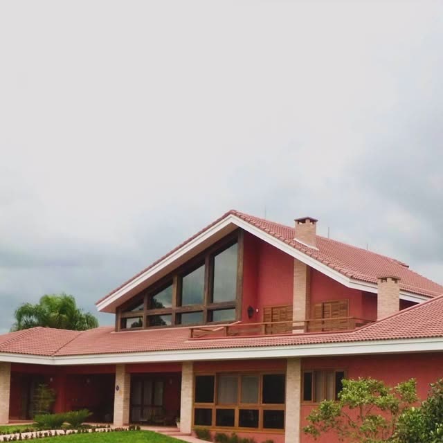 Residência de veraneio com telhado vermelho